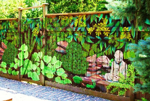 Как раскрасить бетонный или деревянный забор на даче своими руками